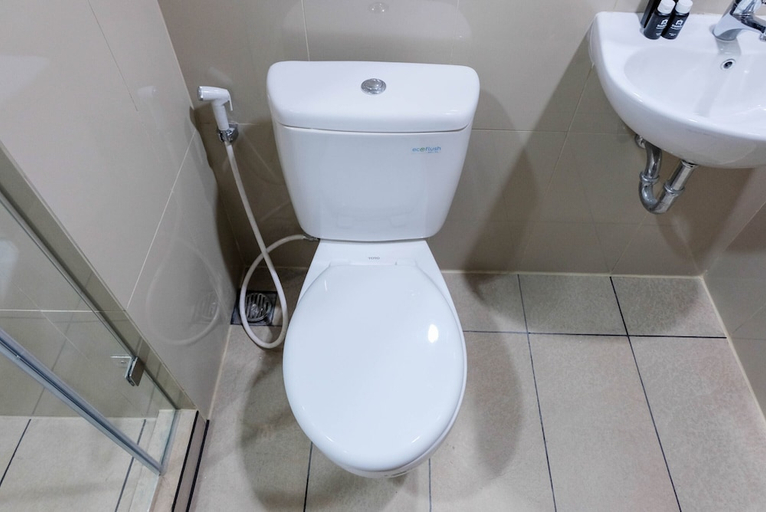 Bathroom 3, Luxurious and Elegant 2BR Apartment M-Town Signature, Tangerang