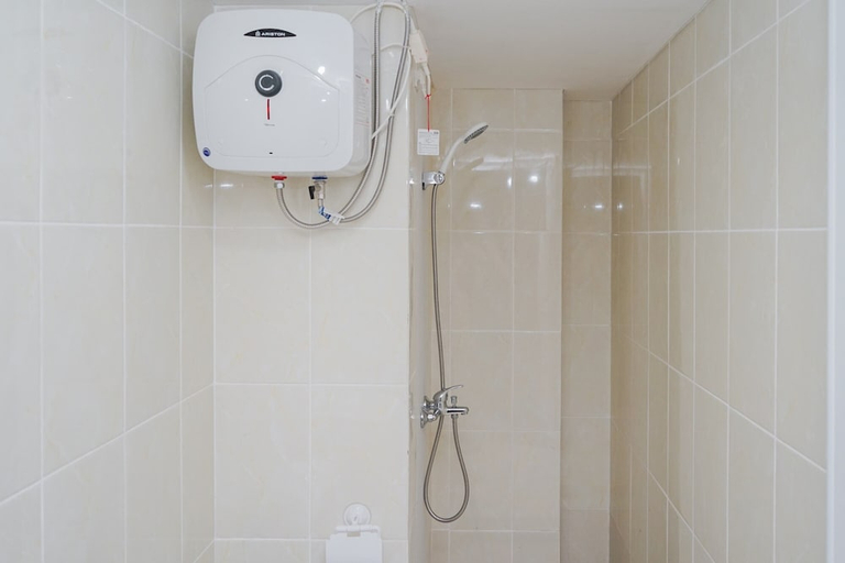 Bathroom 4, Comfortable and Homey 2BR Apartment at M-Town Residence By Travelio, Tangerang