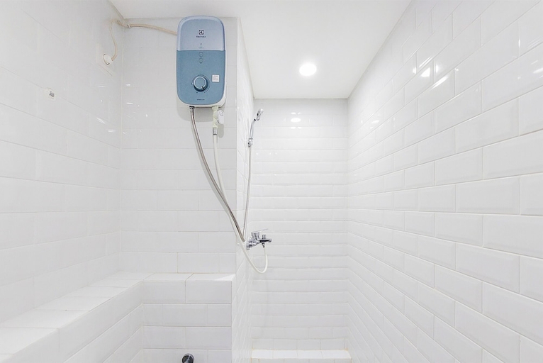 Bathroom 2, Modern And Comfort Look Studio Kingland Avenue Apartment, Tangerang