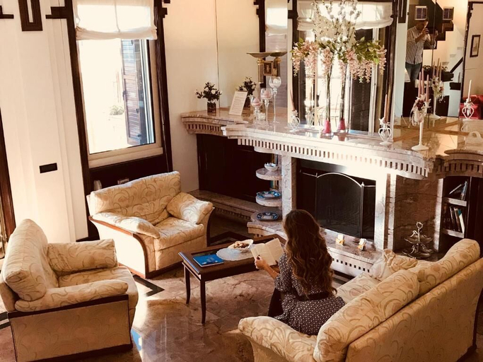 Public Area, La Maison Royale, Rome
