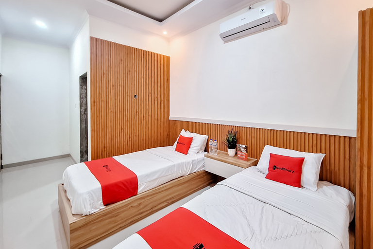 Bedroom 4, RedDoorz Syariah @ Boemi 2 Guesthouse Tasikmalaya, Tasikmalaya