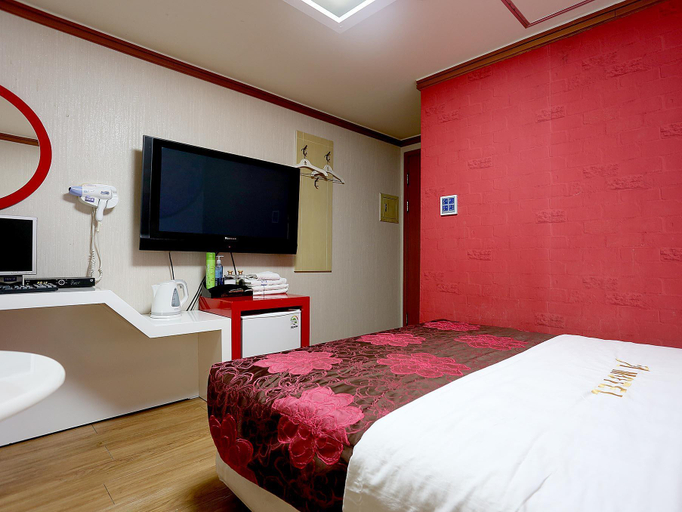 Bedroom 5, Sinchon Urbanslow, Mapo