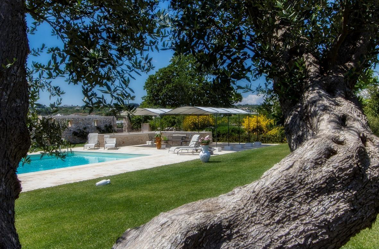 Others 3, Trulli in ancient farm with pool, Taranto