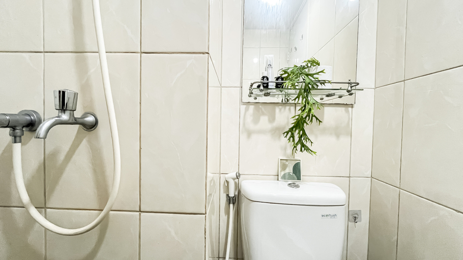 Bathroom 5, Cozy Studio Apartment near BINUS at Springlake Summarecon Bekasi By Travelio, Bekasi
