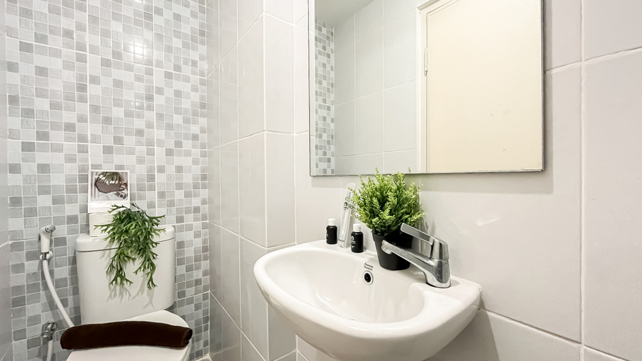 Bathroom 5, Modern Scandinavian Studio Apartment at Tokyo Riverside PIK 2 By Travelio, Tangerang