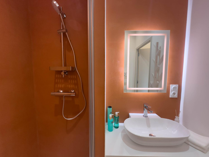 Bathroom 2, Les suites du 13, Gard