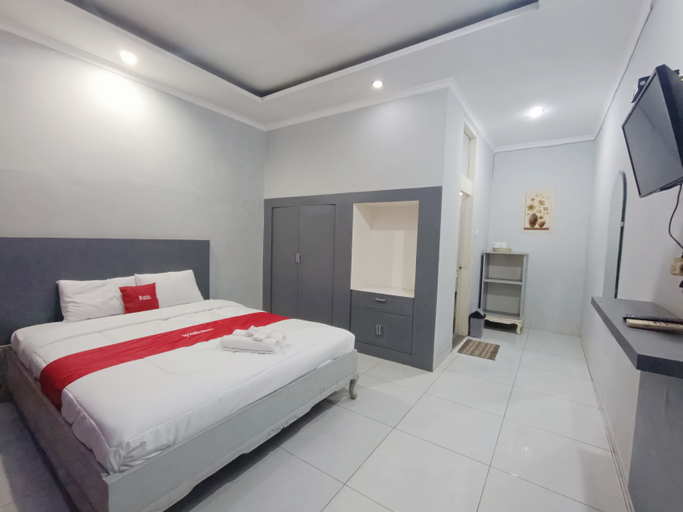 Hotel Istana Syariah Pekalongan by Hello Room Room Type - Deluxe Room