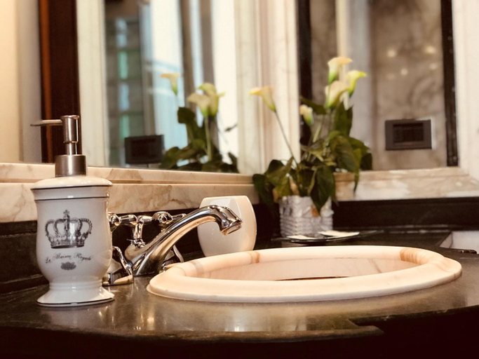 Bathroom 3, La Maison Royale, Rome