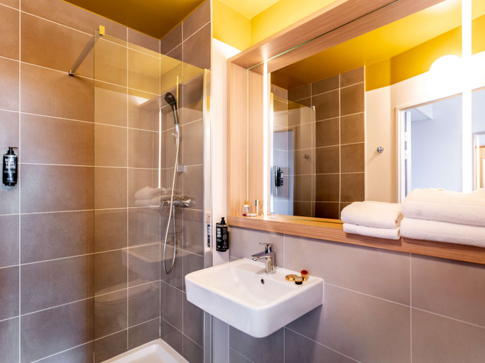 Bathroom 4, ibis Styles Prevessin Geneve Airport, Ain