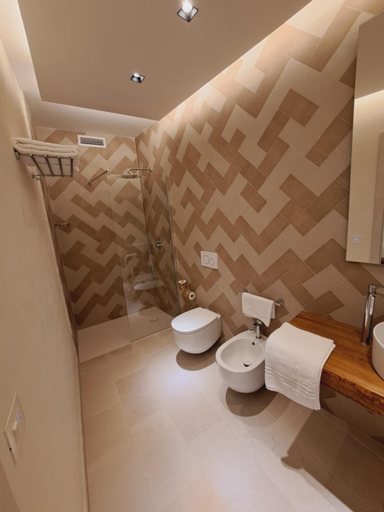 Bathroom 2, H3V, Taranto