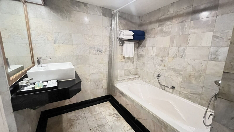 Bathroom 4, The Taksim Royal Beachfront Resort, Pulau Phuket