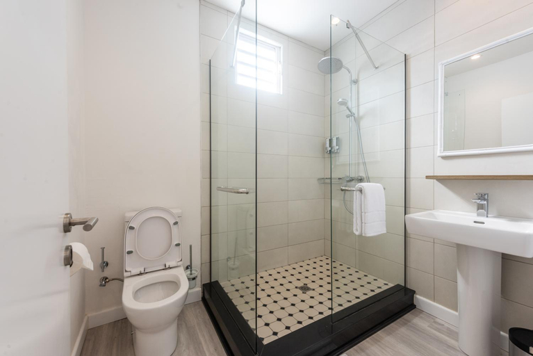 Bathroom 5, Dodo Square
