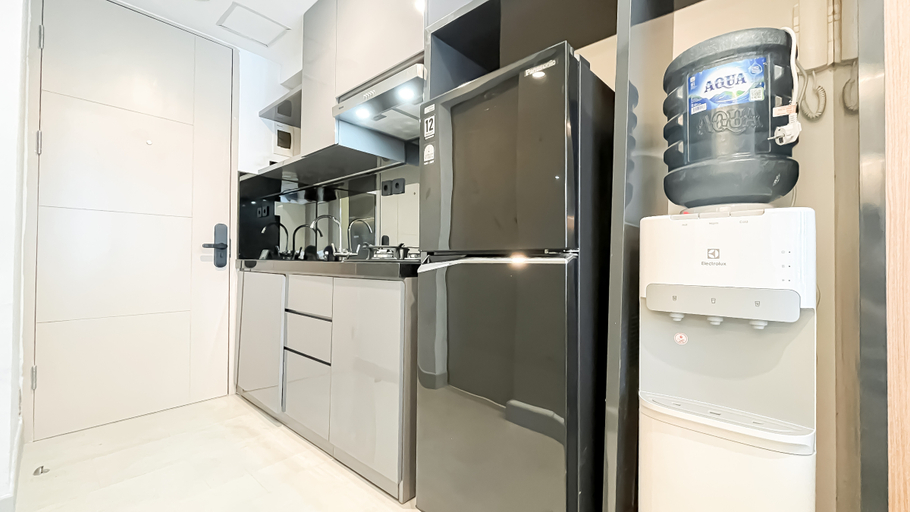 Others 2, Tranquil and Modern Look Studio at Tokyo Riverside PIK 2 Apartment By Travelio, Tangerang