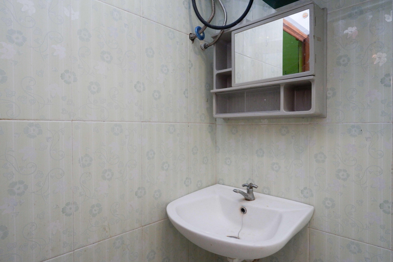 Bathroom 3, RedDoorz Syariah near RS Mitra Siaga, Tegal