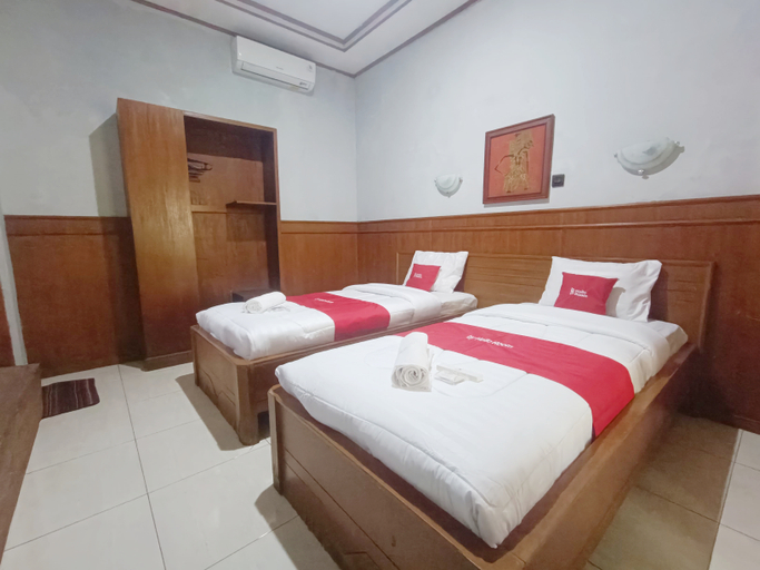 Hotel Istana Syariah Pekalongan by Hello Room Room Type - Standard Twin Room