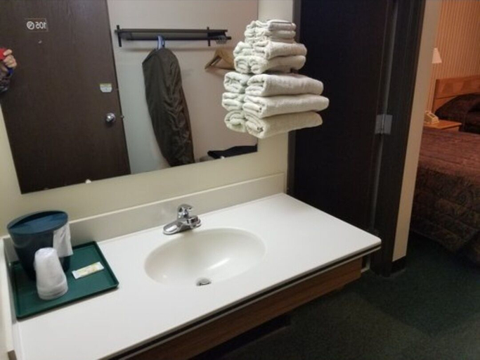 Bathroom 5, Days Inn by Wyndham Bad Axe, Huron