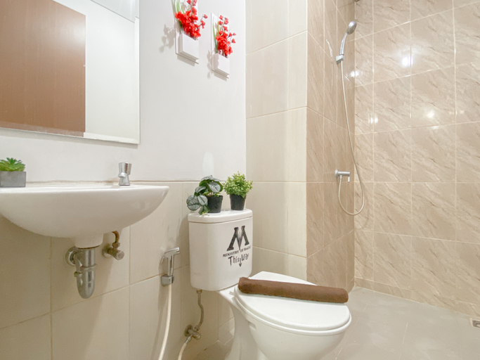Bathroom 5, Cozy Neutral 2BR Apartment at Transpark Juanda Bekasi Timur By Travelio, Bekasi