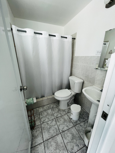 Bathroom 3, Douglas Highway Hotel