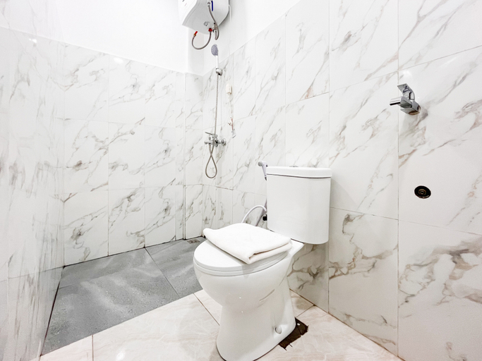 Bathroom 3, RedDoorz near Alun Alun Tanjunganom Nganjuk 2, Nganjuk