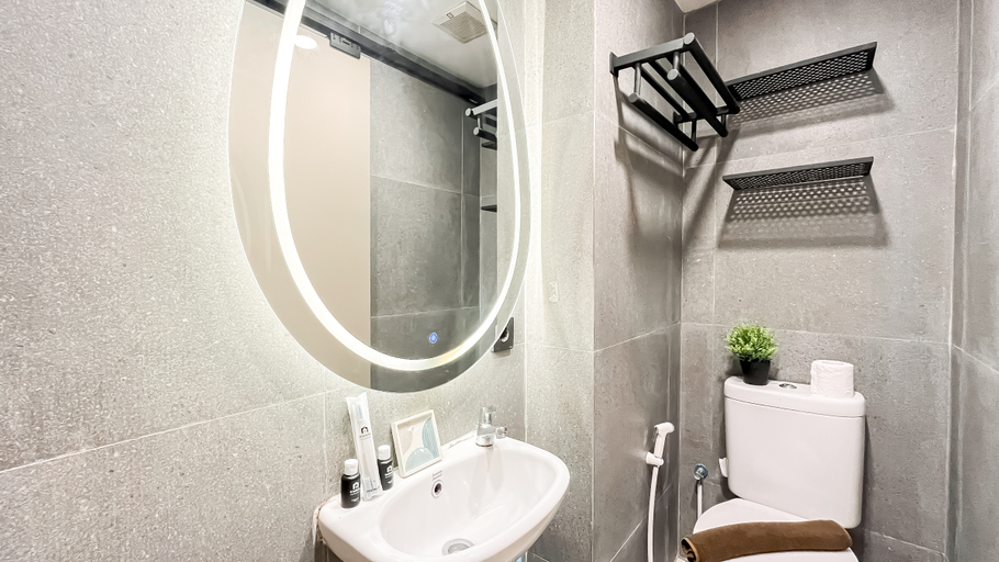 Bathroom 5, Tranquil and Modern Look Studio at Tokyo Riverside PIK 2 Apartment By Travelio, Tangerang