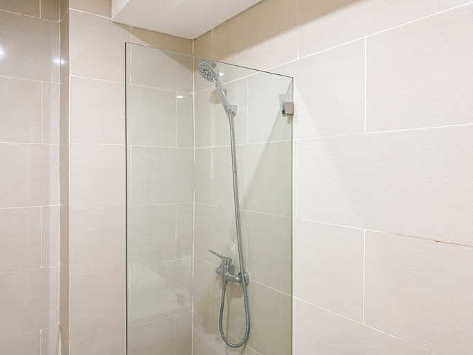 Bathroom 5, Scandinavian Minimalist 2BR Apartment at Daan Mogot City By Travelio, Jakarta Barat