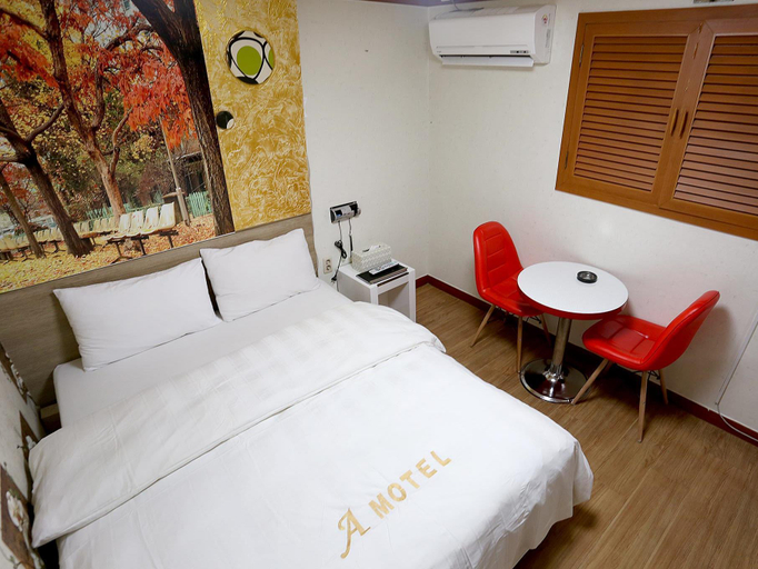 Bedroom 2, Sinchon Urbanslow, Mapo