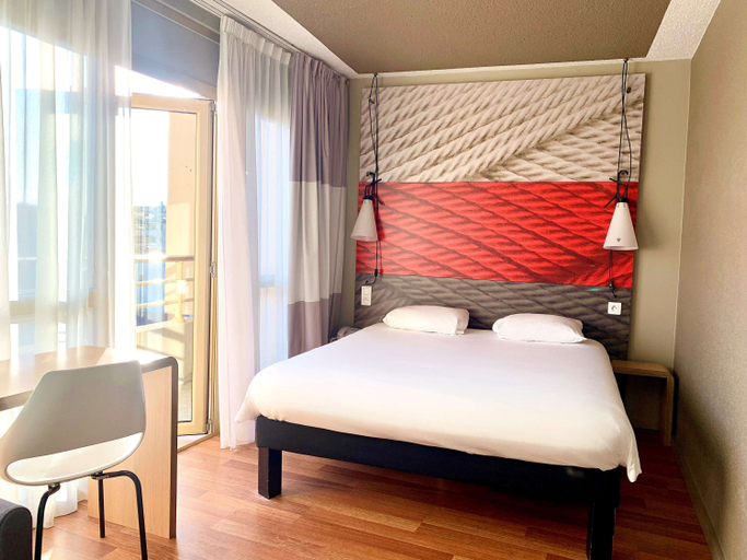 Bedroom 3, ibis Cannes Plage La Bocca, Alpes-Maritimes