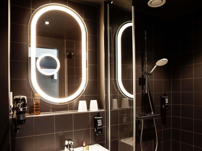 Bathroom 4, ibis Hotel Berlin Airport (recently opened), Berlin