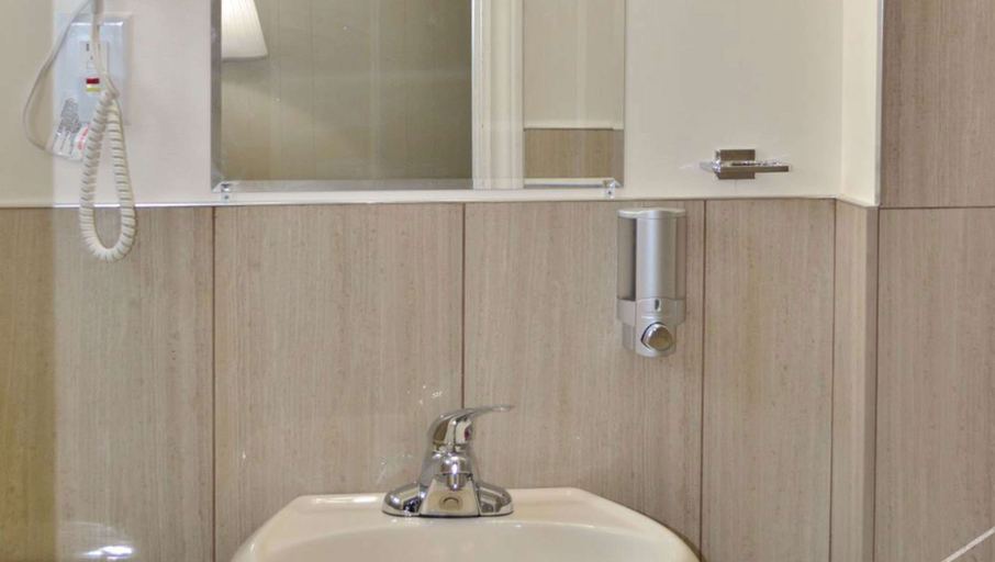 Bathroom, VOW MOTEL LISTOWEL ON, Perth