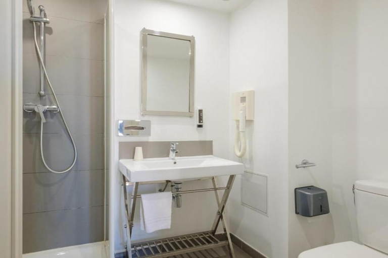 Bathroom 3, B&B HOTEL Antibes Juan-les-Pins, Alpes-Maritimes