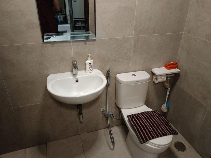 Bathroom 2, Masterstadt Batam Pollux Habibie A3 by Ocha, Batam