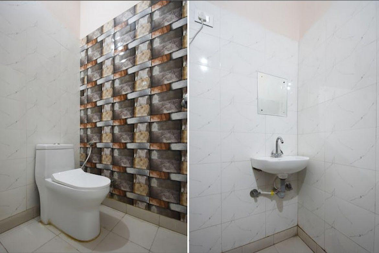 Bathroom 5, Hotel Ganga Inn, Hardwar