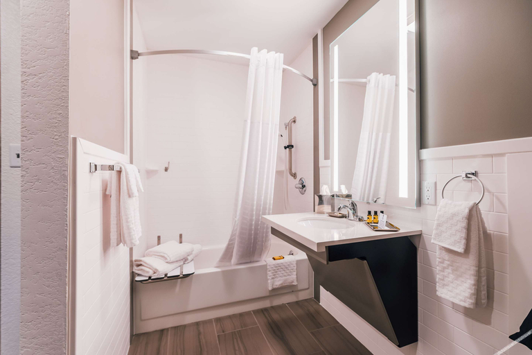 Bathroom 4, Best Western Plus Waterloo & Cedar Falls, Black Hawk