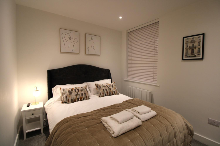 Others 4, No 10 @Short Stays, Hampshire
