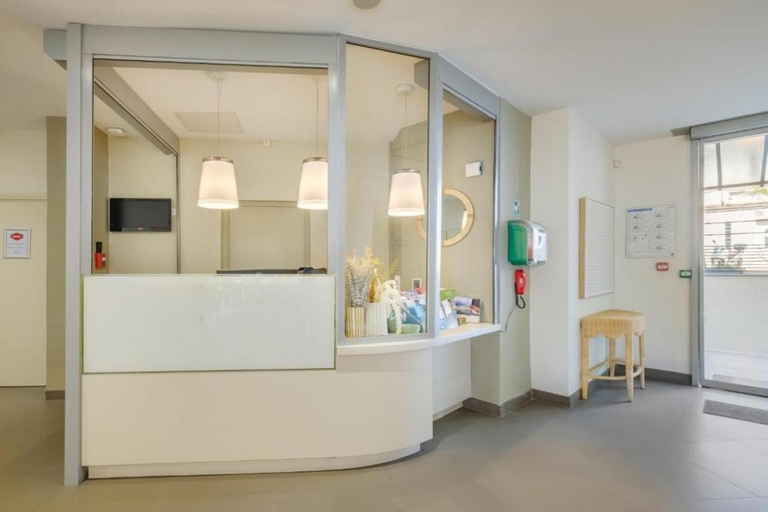 Bathroom 5, B&B HOTEL Antibes Juan-les-Pins, Alpes-Maritimes
