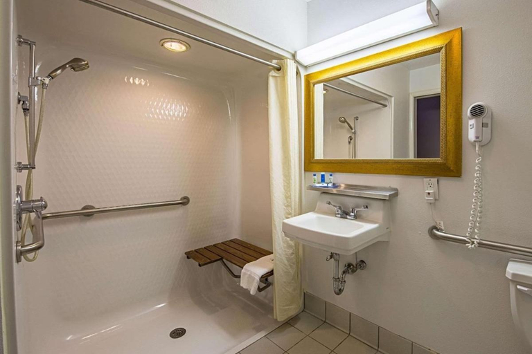 Others 4, Royal Inn Suites, Huntington