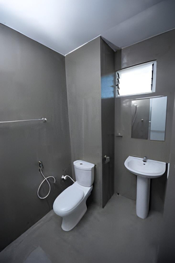 Bathroom, DSK Apartment, Galle Four Gravets