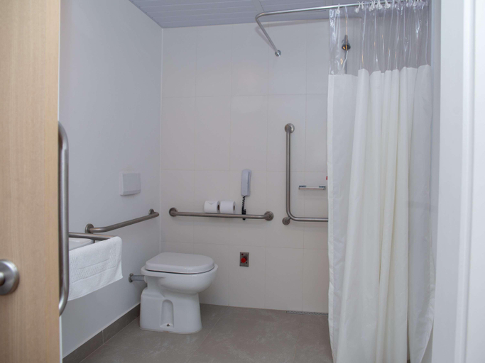 Bathroom 4, ibis budget Campinas Aquidaban, Campinas