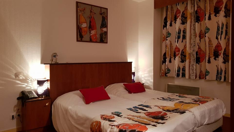 Bedroom 3, Kyriad Carentan, Manche