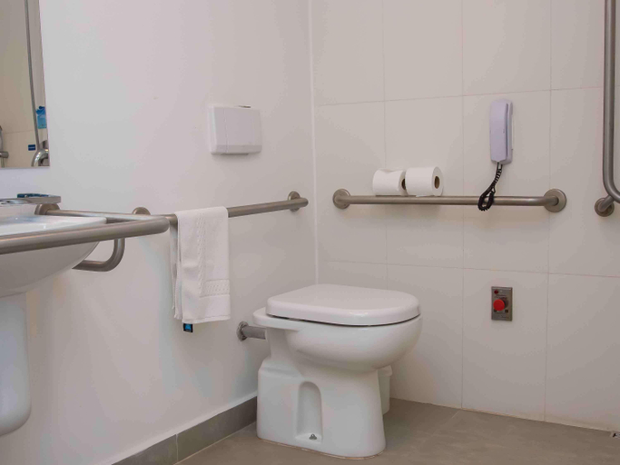 Bathroom 4, ibis budget Campinas Aquidaban, Campinas