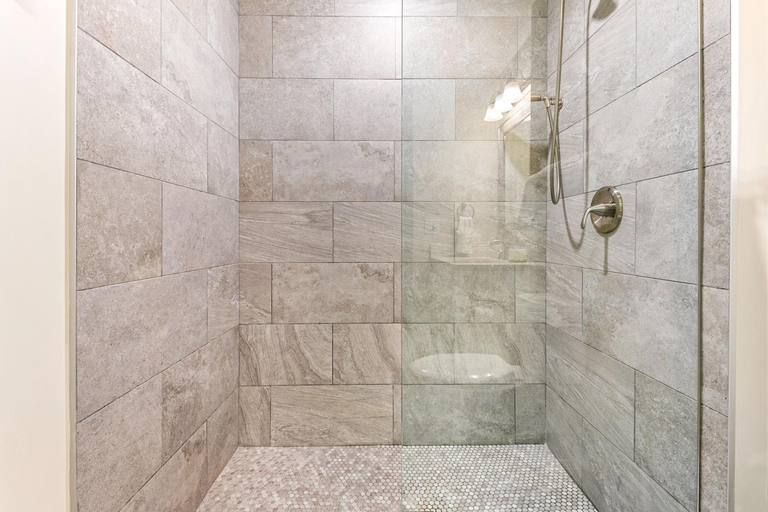 Bathroom 2, Spacious 4BR Luxury Condo Steps to French Quarter, Orleans