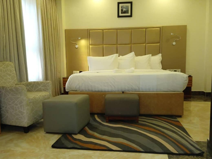 Others 4, Mulligan Hotel, Mainland