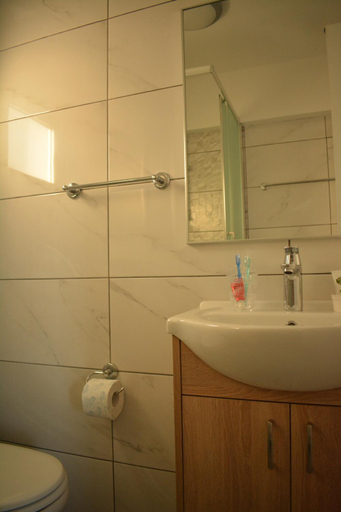 Bathroom 3, Green Bay Suites