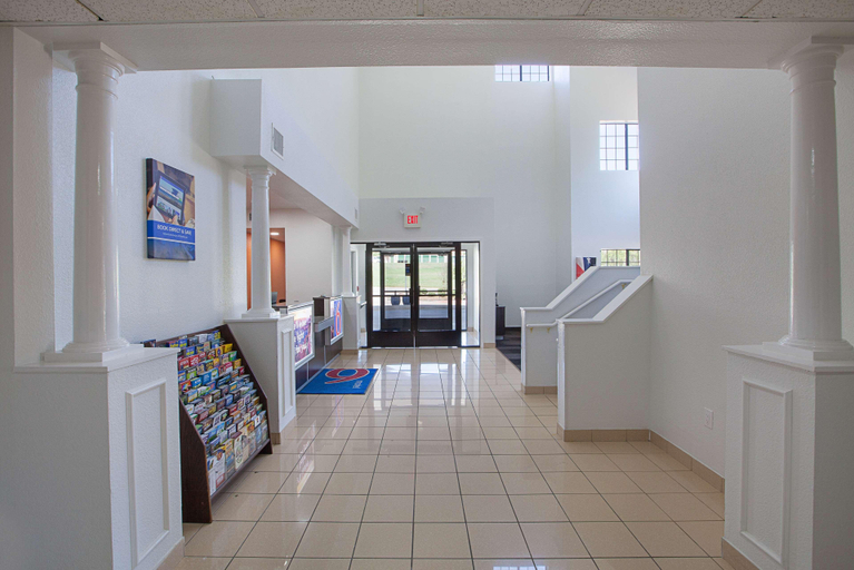 Public Area 2, Motel 6 Bedford, TX - Fort Worth, Tarrant