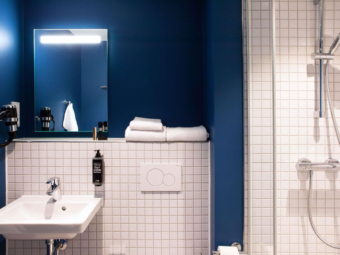 Bathroom 4, ibis budget Hotel Berlin Airport (recently opened), Berlin