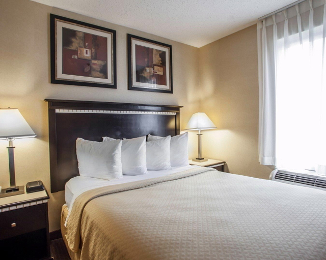 Bedroom 3, Quality Inn Aurora, Dupage