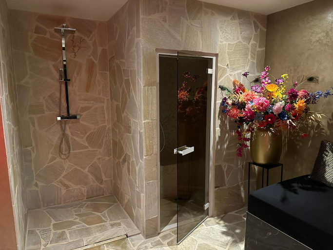 Others 3, B&B Spa Goud, Tilburg