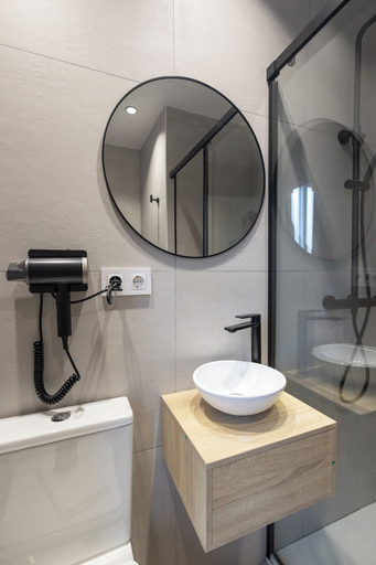 Bathroom 2, Rubio Rooms by Concept Flats, Valencia
