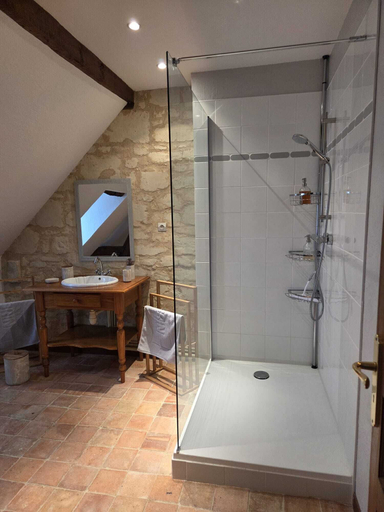 Bathroom shower 3, AU PIED DU LAVOIR, Maine-et-Loire