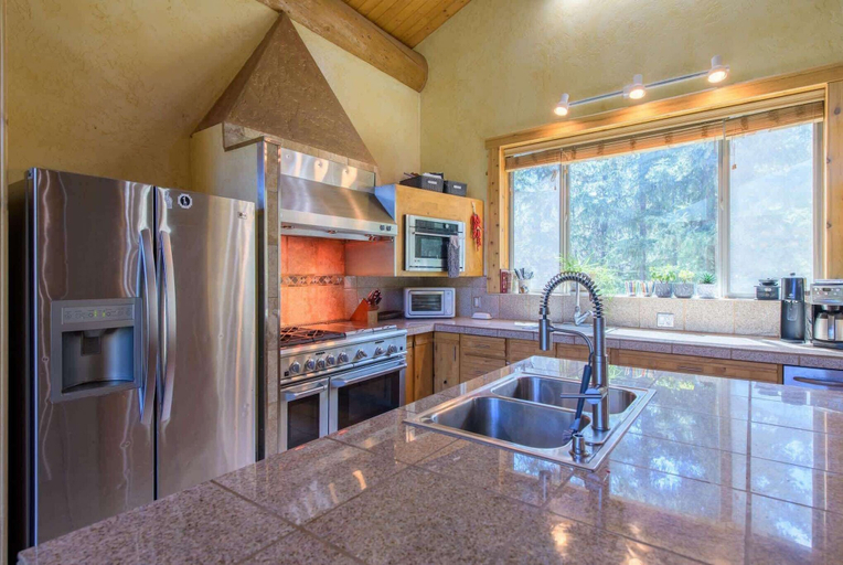 Private kitchen, Therriault Pass Sanctuary 6ppl, Lincoln